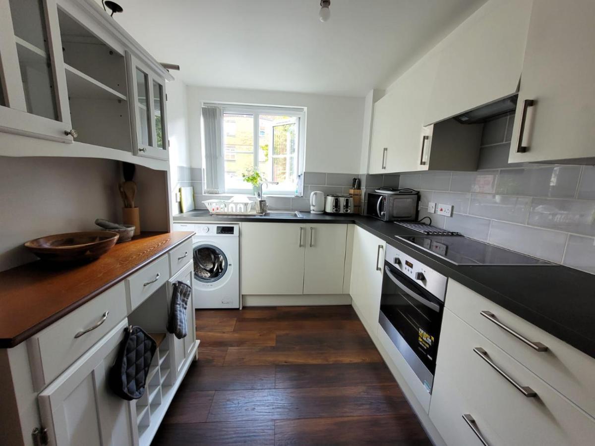 Comfortable Two Bedroom Modern Apartamento *