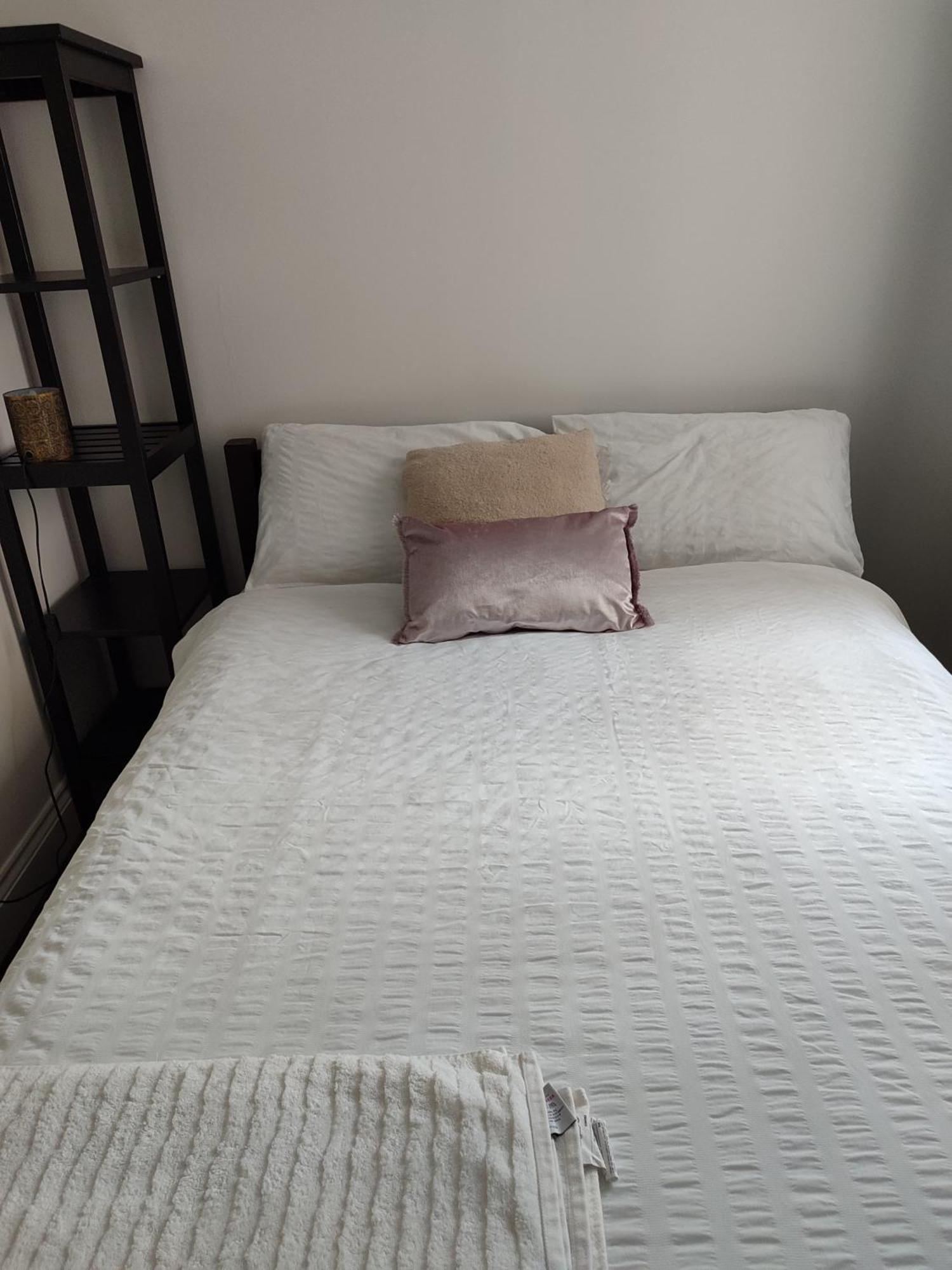 Comfortable Two Bedroom Modern Apartamento